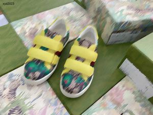 Mode baby sneakers gröna tecknad mönster barnskor storlek 26-35 högkvalitativ märkesförpackning spänne band flickor skor designer pojkar skor 24 maj