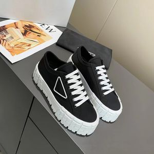 Luxury Canvas Dress Shoes Designer de tênis Gabardine Nylon Casual Sneaker Women Platform Wheel Trainers Moda Altura sólida Aumentando sapato plano preto com caixa