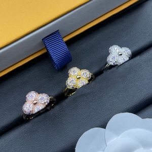 Luksusowy klasyczny projekt marki Pierścienie zespołu Srebrny Cyrkon Charm Crystal 18K Gold Wedding Open Pierścień dla kobiet biżuteria