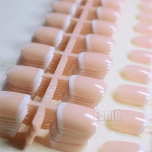 Kurzer beige französische Nägel weiße Tipp Nacktfarbe Klassische falsche Fülle Wickelnägelkunsttipps für tägliche Verschleiß 240pcs 240509