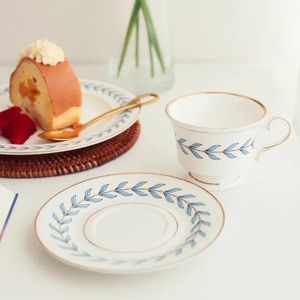 Ins stil keramik mugg retro gyllene trim brittisk eftermiddag teacup ben porslin kopp kaffekopp med fat frukost dessert cup 240508