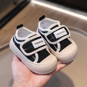 Sneakers miękki podeszwy butów bez poślizgu dla niemowląt jesień i zimowe płótno bawełniane rzepły męskie damskie małe średniej wielkości dzieci H240509