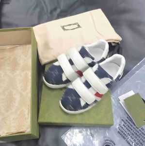 Mode baby sneakers denim tyg sko övre barnskor storlek 26-35 högkvalitativ märkesförpackning spänne band flickor skor designer pojkar skor 24 maj