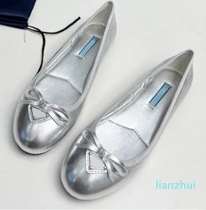 2024 أحذية غير رسمية متطورة الجاذبية الكلاسيكية أحذية غير رسمية باليه شقق مصنوعة من متسكعون ناعم
