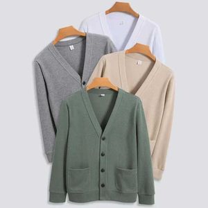 Jackets masculinos Novo suéter de malha Cardigan Mens 2024 Autumn Solid Casual Mens Wear Moda Coreana Cotton Vonete V Mensl2405