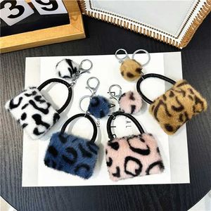 Keychains Lanyards Leopard Mönster Bag Nyckelring Creative Student Söt plyschtecknad pendelle Keychain Plush Ball Pendant Accessories J240509