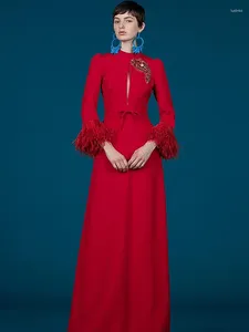 Sıradan elbiseler podyum bayanlar bahar yüksek kaliteli moda partisi kırmızı mor tüy pullu ince fit ünlü doğum günü muhteşem tatlı uzun
