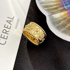 High Luxury Rings Charm Classic Must-Have Gold 18K Valentine's Day Clover Flower Ring Personaliserad med vanligt Vanly