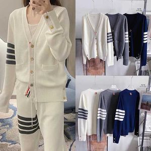 Kvinnors stickor Tees harajuku V-ringning stickad ull Cardigan Winter Womens Jacka Korean Preparatory Style Lossa Four Stripe Womens tröja Trendl2405