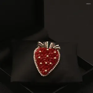 Brooches Sweet Cute Strawberry Pink Love Crystal Brooch Women Sweater Coat Neckline Corsage Clothes Accessories Exquisite Girl's Jewelry