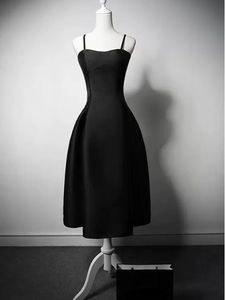 2024 Black Prom Dress Party Dresses Satin Spaghetti Lace-up Back Tea Längd Summer Black Dress Royal Blue, Bourgogne, Yellow, Navy