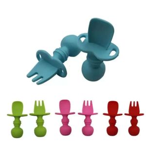 مجموعة شوكة الأطفال أدوات المائدة طفل 2pcs سيليكون تغذية ملعقة ملعقة كيدلري مقبض قصير المقبض