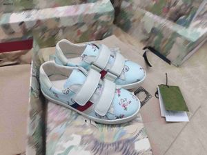 Klassiker baby sneakers söta blommiga mönster tryck barn skor storlek 26-35 högkvalitativ märkesförpackning spänne bana flickor skor designer pojkar skor 24 maj