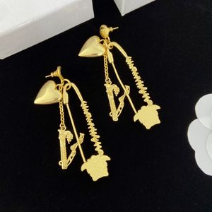 Kolczyki kobiety Projektant biżuterii Komekcja kolczyka uliczna Moda Gold Heart Ear Studs Akcesoria dla kobiet D2210208F 1503