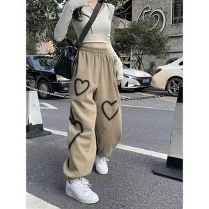 Women's Pants Capris 2024 Vit hjärtformad tät montering av kvinnors sportbyxor Autumn New Loose BF Lazy Casual Simple Q240508