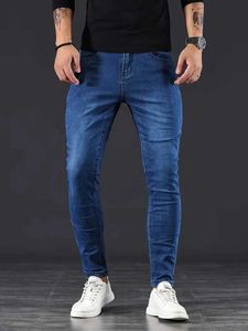 Mäns jeans 4-färg Mens Slim Fit Jeans Elastic Tight Montering Lightweight Luxury Casual Sexig och fashionabla gata med högkvalitativ Q240509