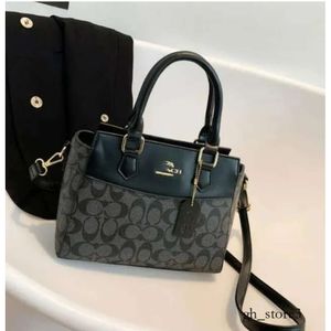 Mode Tote Bag Coachly Bags 2023 Fashion Classical Womens Coache 2023 Ny nischdesigner med avancerad tryckt bärande CoachShoulder Bag 606