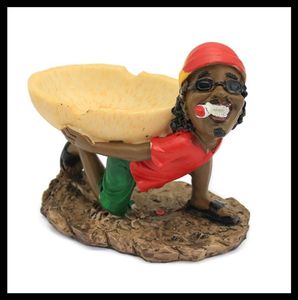 Rasta Color Jamaican Man Holding Ashtray Resin Cigar Ashtray装飾的なアッシュビンズトレイタバコテーブルアート装飾家の装飾ba7301575