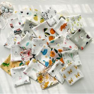 Filtar muslin rutor för födda baby rutiga spädbarn tillbehör bambu bomull swaddle filt saliv handduk burp trasor tunn