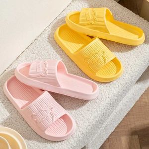 Slippers New Summer Casal Casal Style Non Slip Flip-Flop Lithe Slides Sandálias para mulheres e homens Sapatos Ladies Casa Indoor H240509