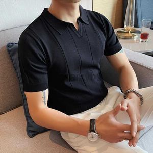 Herren Plus T-Shirts Polos High End Ice Seide Kurzarm T-Shirt für Herren Sommer 2024 New Business Herren-Top, gekräuselte und gutaussehende V-Ausschnitt-Strick-Polo-Shirt-T-Shirts Tops