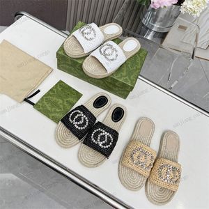 راينستون مسمار النعال الكروشيه القش الصندل بلورات G متداخلة Espadrille Flats البغال النسائي أحذية الصيف زلة على منصة شرائح تجمع التقاطع