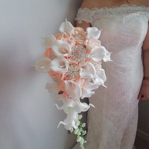 Håller blommor Artificial Natural Rose Wedding Bouquet med siden Satin Ribbon Pink White Champagne Brudtärna Bridal Party