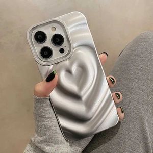 Cep Telefon Kılıfları 3D Pileli Sevimli Aşk Kalp Telefon Kılıfı İPhone 15 14 13 11 12 Pro Max Metalik Boya Katlama Yumuşak Silikon Telefon Kapak Kabuğu CAPA J240509