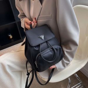 Boş zaman çok yönlü kadınlar 2024 yeni modaya uygun niş tasarım naylon bez küçük sırt çantası süper popüler seyahat çantası% 80 fabrika toptan