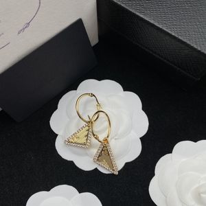 Üçgen Küpeler En kaliteli mektup saplama küpe, damga moda takı aksesuarları için hediye partisi için 4 renk Jewlery Love Hoop Hediyeler Kadın Toptan Satış