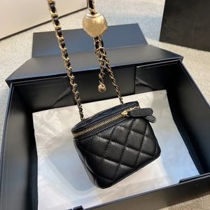 Kvinnor lammskinn lyxväska kosmetiska fodral. Vanitetslåda väskor med övre resväska spegel korthållare guldmetall hårdvara matekasse kedja crossbody väska designer handväskor