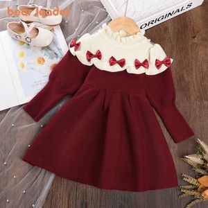 Mädchenkleider Bärenkragen Girl Pullover 2023 Herbst/Winter Neue Bogendekoration Langarm Patch Arbeit Strickkleid Mode Girl Clothingl2405