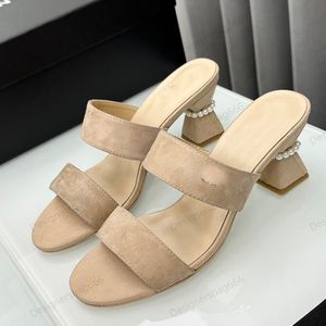 Womens Seude Sandals مصممة مفتوحة إصبع القدم كعب لؤلؤة أحدث صنادل الجرو الكعب مكتنزة على البغال عتيق المكتب النعال المعدني