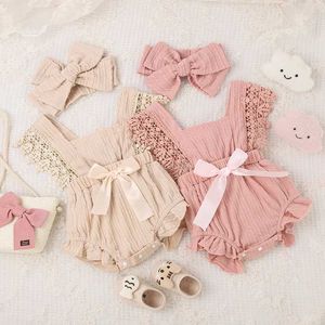 Rompers Baby Girl Lace Romper ärmlös ruffle bow dekorerad romper jumpsuit bodysuit med pannband nyfödda flicka kläder h240508