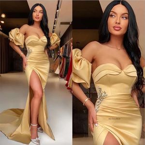 Sexy goldene Abschlussballkleider Blattperlen Taille geschwollen