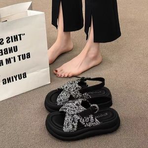 Novas sandálias de estilo chinês para o verão de 2024, combinadas com saias e sandálias.Estilo de fada Sapatos romanos espessos