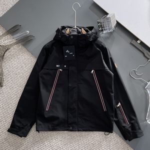 Casual Mens Jacket Coat Caps Luxury Designer Bomber Jacket Högkvalitativ bokstav Röd randig jacka Autumn Fashion Outdoor Hoodies Coats Windbreakers