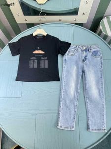 Marca per bambini traccettaci estivi jeans set di abiti da design per bambini taglia da 100-150 cm maglietta a maniche corte e jeans blu lavati 24 maggio