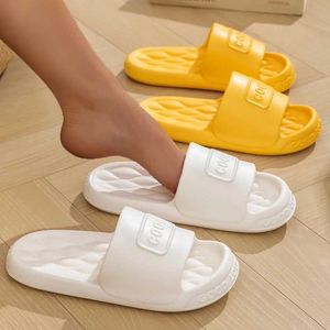 Pantofole Nuove estate unisex Design di rilievo Slips sandali accoglienti uomini uomini donne non slittano sola sola signore interni Flip Flip Flip H240509