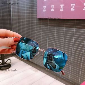 Louiseviution okulary przeciwsłoneczne Kobiety z luksusowym projektantem okularów przeciwsłonecznych LVSE Nowe modne i chłodne odporne na UV małe kwadratowe szklanki spolaryzowane do wyświetlacza twarzy 101