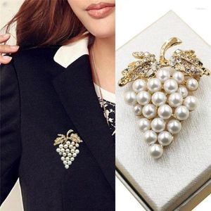 Spille Crystal Grape Pearl for Women Cute Luxury Pin Pin Fashion Jewelry Elegante Bouquet Wedding Wholesale all'ingrosso