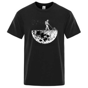 Camisetas masculinas astronautas rastejando na lua design criativo design simples camiseta masculina moda de camiseta respirável roupas criativas de camiseta extra grande d240509