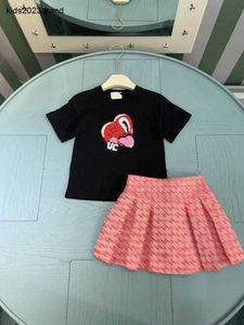 Ny Girls Dress Summer Baby Tracks Duits Kids Designer Kläder Storlek 100-150 cm Tecknad hjärtformad tryckt T-shirt och röd kort kjol 24May