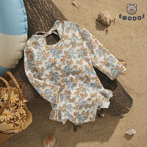 Jednoczęściowe Ewodos 1-4-letnia maluch dziewczyna Summer Sweet Swimsuit Kwiatowy nadruk długi rękaw plisowany garnitur na plaży H240508