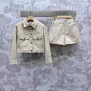 Designer de calças de duas peças feminina, no início da primavera, jaqueta curta minimalista de primavera+shorts de cintura alta sezk