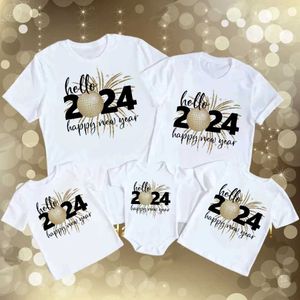 T-Shirts Merhaba 2024 Mutlu Yıllar Aile Eşleşen Kıyafetler Dad Mom Çocuk Gömlek Bebek Bodysuit Aile T-Shirt Tatil Partisi Aile Giysileri T240509