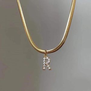 Colar de luxo feminino Inclado de zircão letra de pingente de pingente inicial Lady Lady Lady Goldy Gold Chain Charms fofos collier alfabeto colares de joias de joias presentes