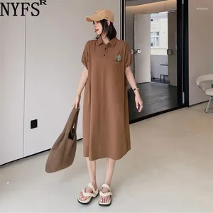 Partykleider NYFS 2024 Sommer Korea Loose Woman Kleid Vestidos Robe Elbise Plus Size Sticked Polo Kragen mit Taschen lang