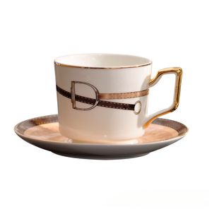 Fashion Classics Coffee Conjunto de café Europeu Casa moderna Conjunto de chá da tarde britânica Creative Decoration Cup e pires