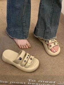 2024 NOVO SUMPLEIRO CELEBRIDADE DE CELEBRIDADES DE SUMPLEIRA SANDALS SUPERSO E PROMUTADO PARA MULHERES DE SOLES SOLES DE FOLAS MOLE